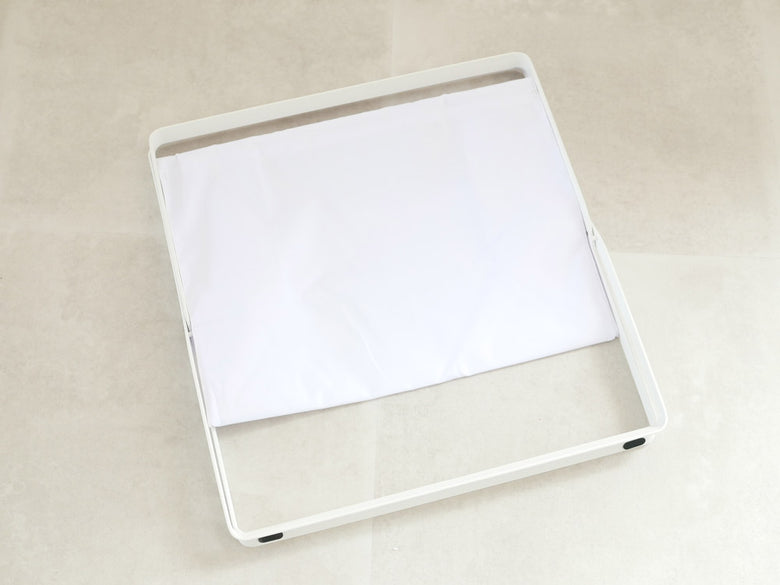 YAMAZAKI/tower製の銀色手荷物収納ボックス。スチールフレームとポリエステルバスケットを使用したオフィス用プラスチック製収納用品。