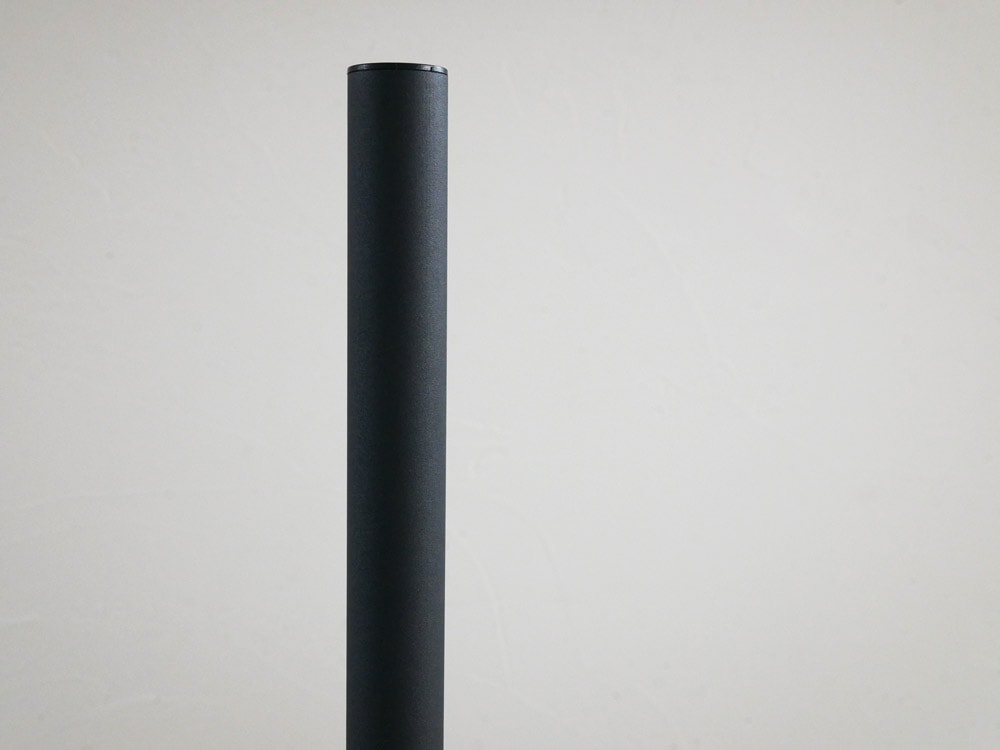 銀色のMove Rod、スピーカーとパイプが特徴の製品