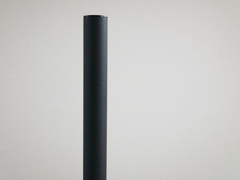 銀色のMove Rod、スピーカーとパイプが特徴の製品