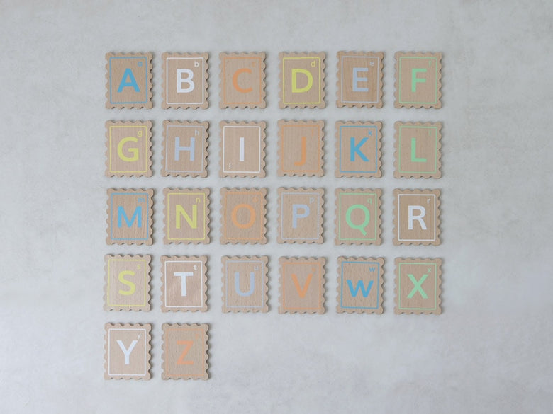 dou?のABCスタンプ木製カードとアクリルボードが三角形に配置された商品画像