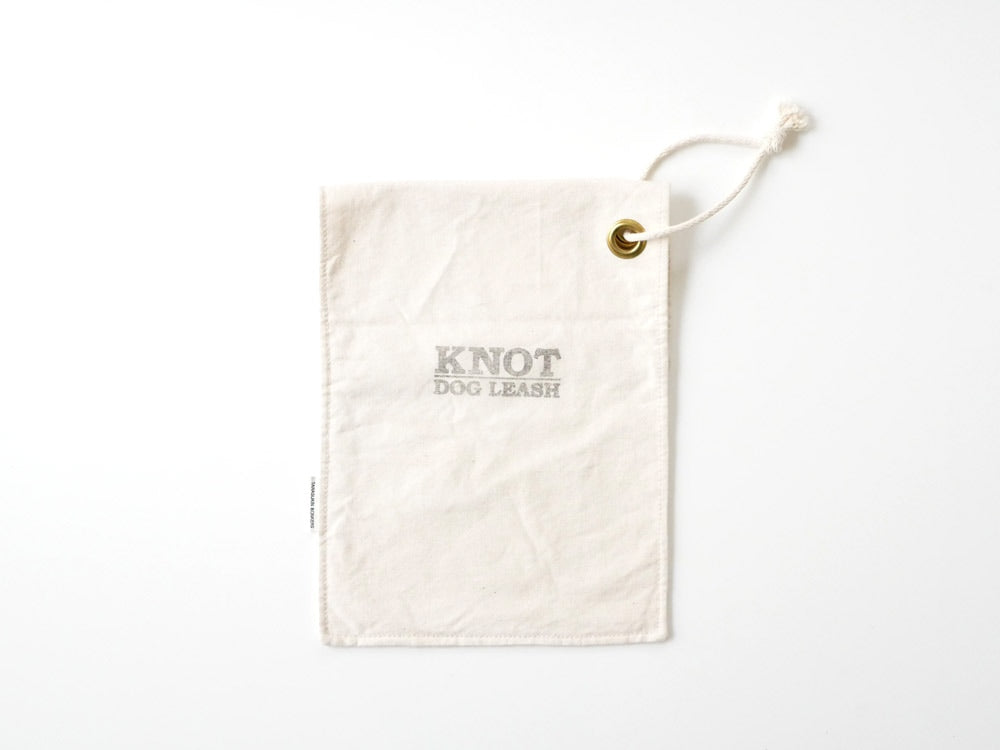 日本製のTOOLS FOR THE DOGドッグリード。直径6mmまたは8mm、長さ1200mmで小型犬から中型犬に適した手染めデザイン。色むらが特徴的なリード。