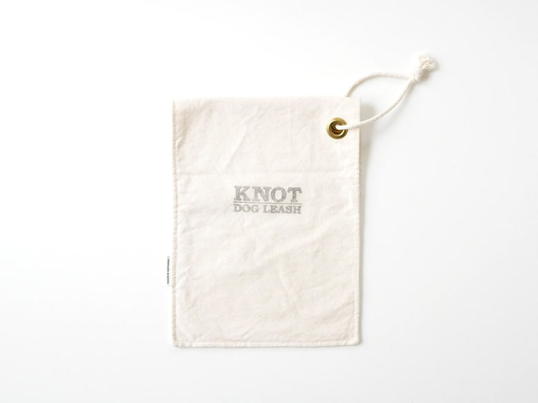 日本製のTOOLS FOR THE DOGドッグリード。直径6mmまたは8mm、長さ1200mmで小型犬から中型犬に適した手染めデザイン。色むらが特徴的なリード。