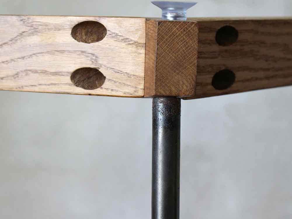 オーク無垢材とガラスを使用したスタイリッシュなテーブル