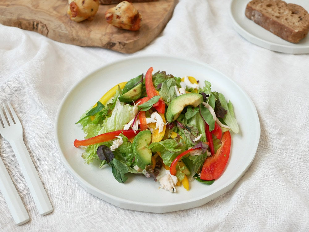 キントーALFRESCOプレートに盛られたサラダ