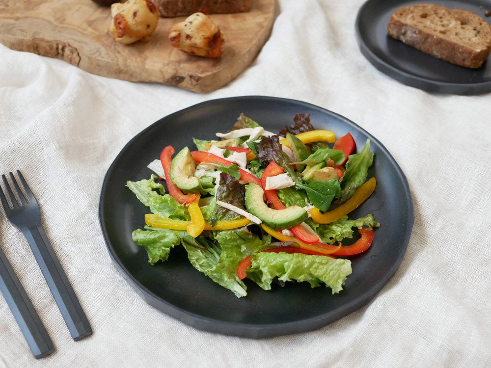 KINTOキントーALFRESCOプレートに盛られたサラダ