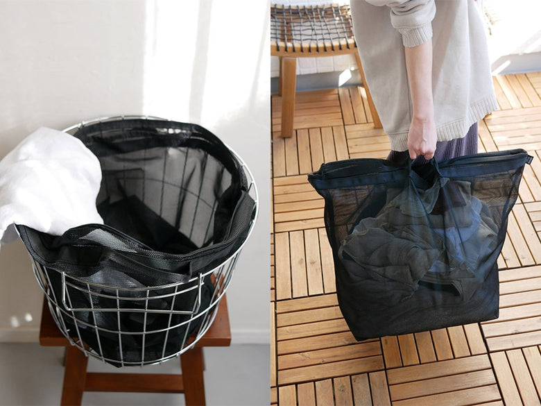 サラサデザインのb2cランドリーネットワイド洗濯バスケットが木製の床の上に置かれている様子