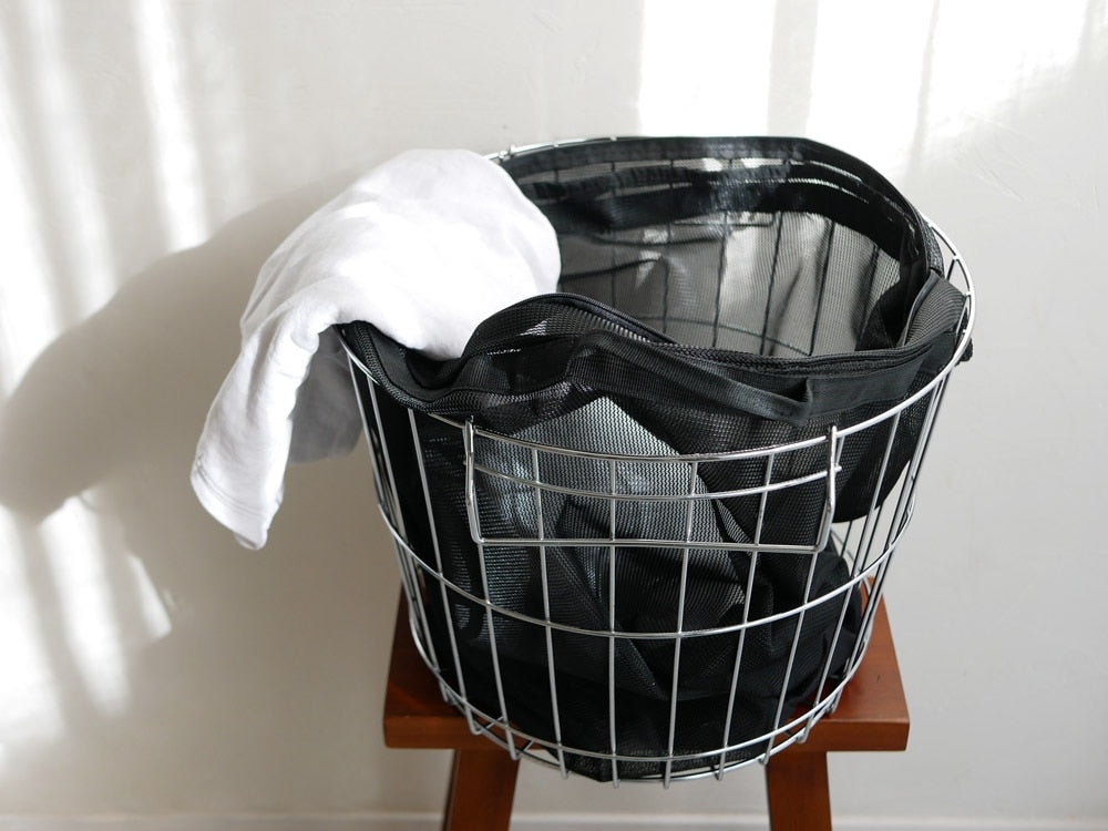 サラサデザインのプラスチック製ランドリーネットバッグ。幅約60cm、奥行き20cm、高さ50cmの収納バスケットとして使用可能。