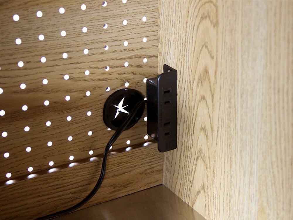 オーク突板とスチール使用のキッチンボード