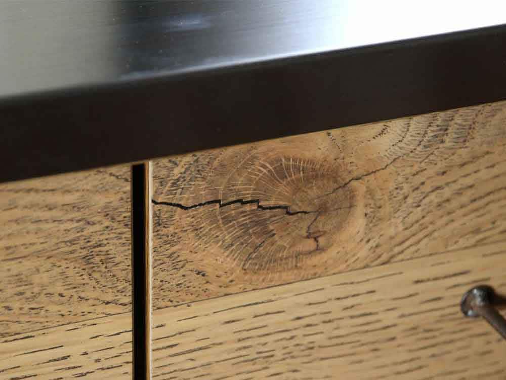 オーク材を使用したデザインキャビネットと引き出し