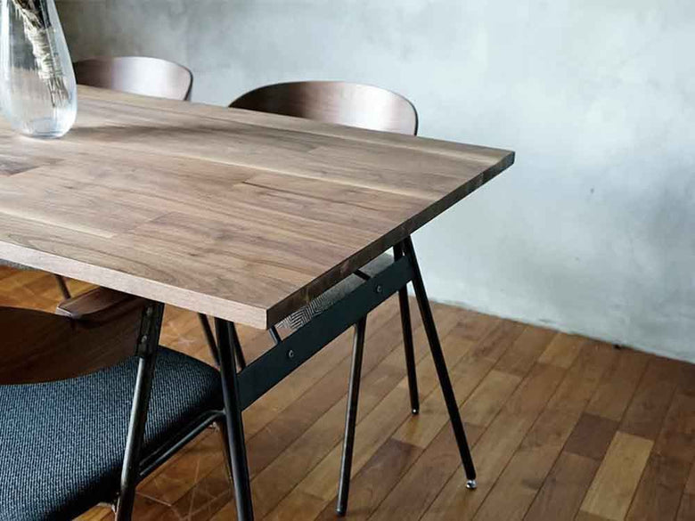 スチール脚のウォルナット木製ダイニングテーブル
