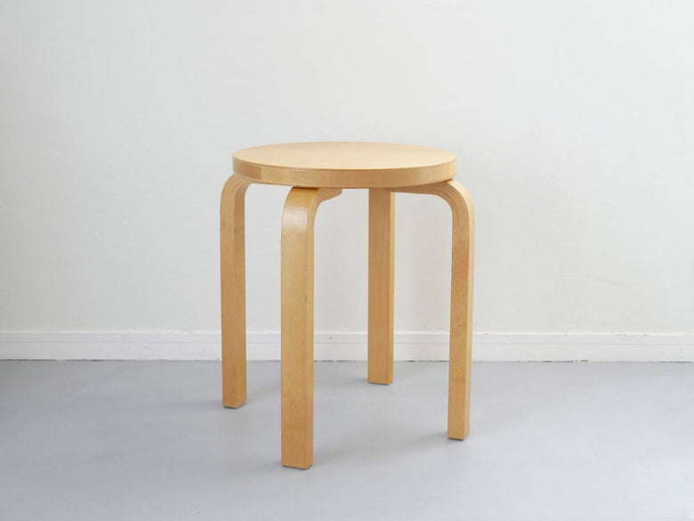 アルテックのバーチ材スツール60/E60。自然な木目とシンプルなデザインが特徴の直径38cm、高さ44cmの木製スツール。