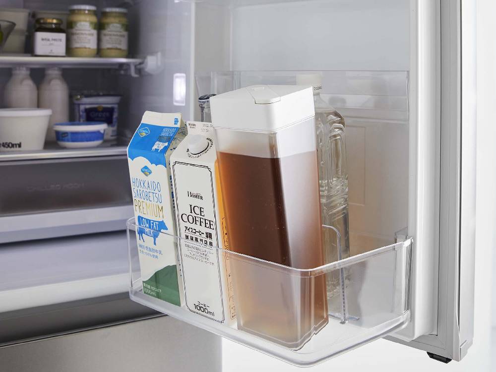 タワーの黒色倒して置ける冷水筒