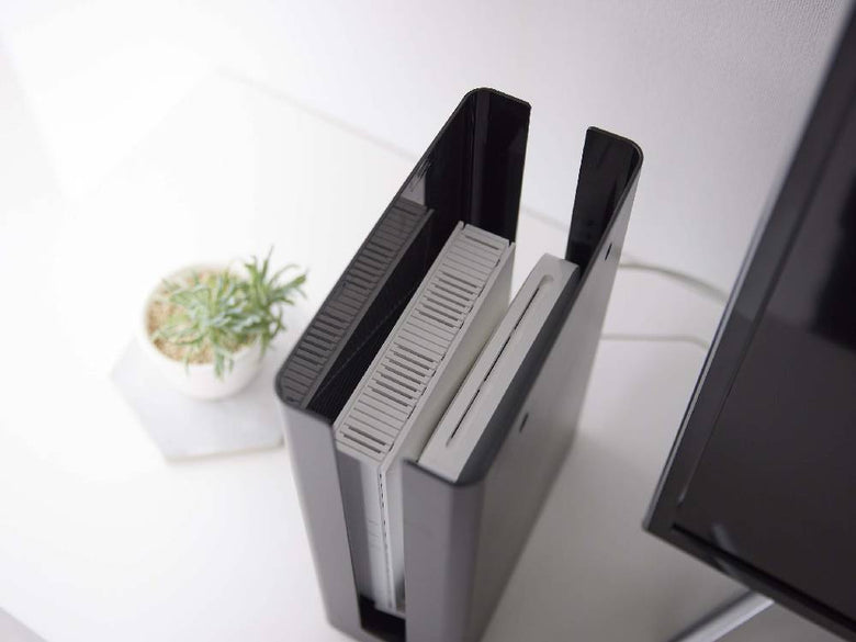 重ねられるブラックのルーター収納ケース