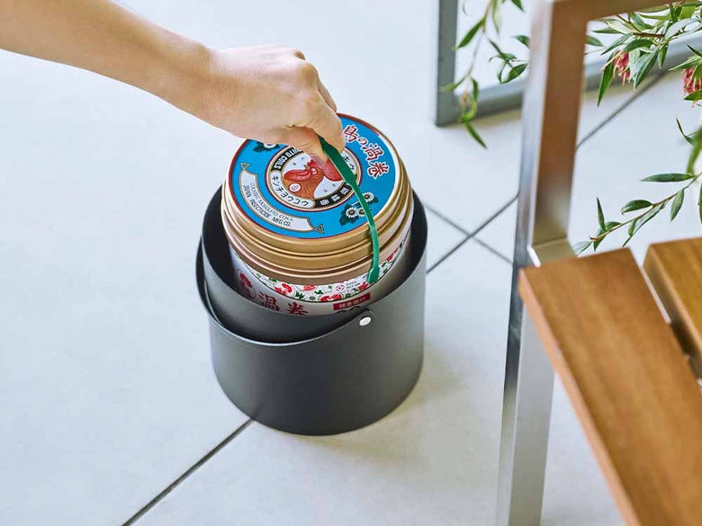 スチールと錫の蚊取り線香収納ポット