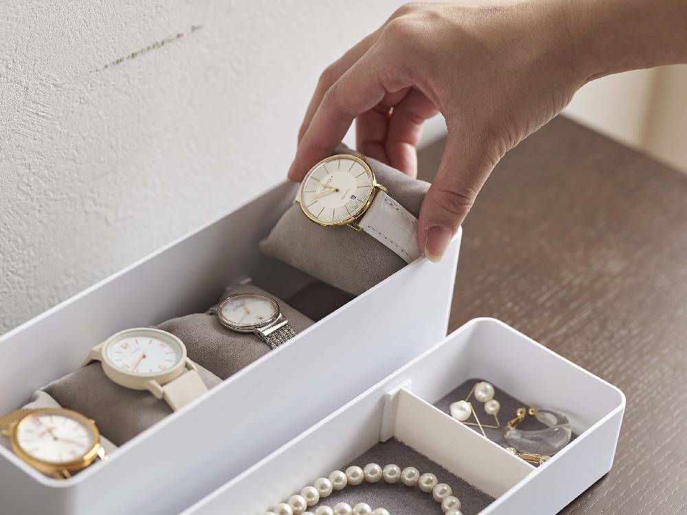 シルバーのアナログ腕時計、革製ストラップ付き