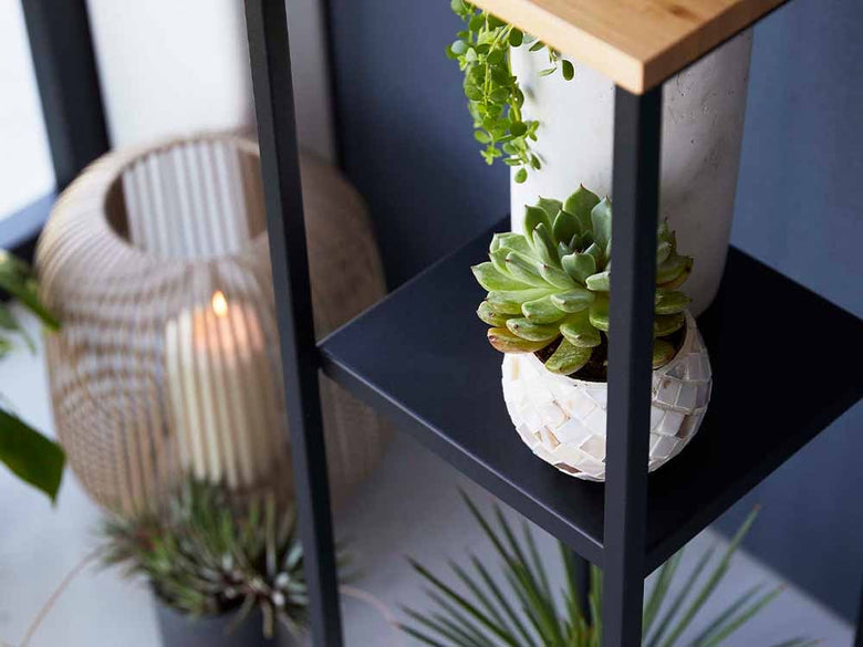 Yamazaki製加湿器スタンドに花鉢が飾られた