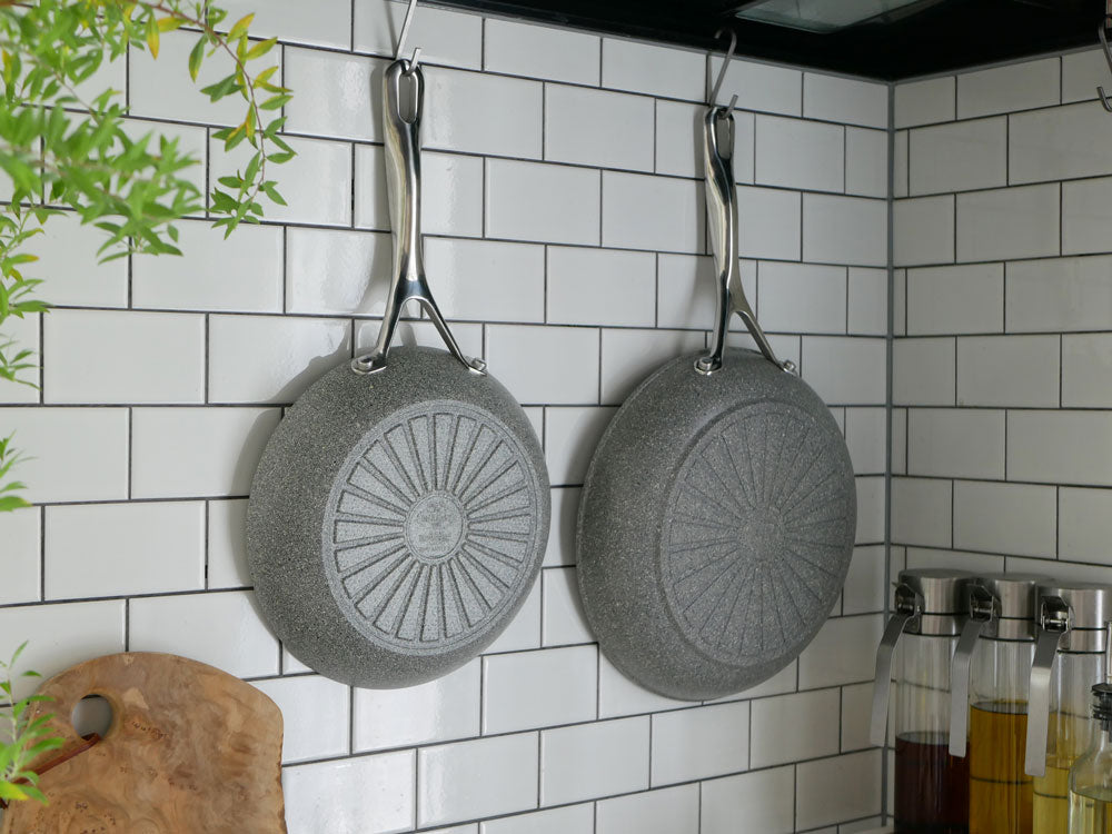 BALLARINI（バッラリーニ）トリノシリーズのアルミニウム製20cmフライパンとステンレス製強化ガラス蓋のセット