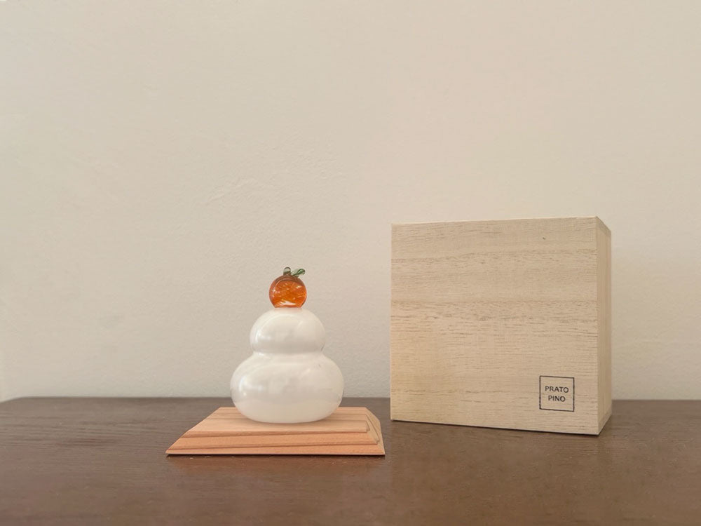 硝子屋 PRATO PINOのガラス製鏡もちセット。ガラスの鏡もち、飾り台、木箱が一緒に配置された写真