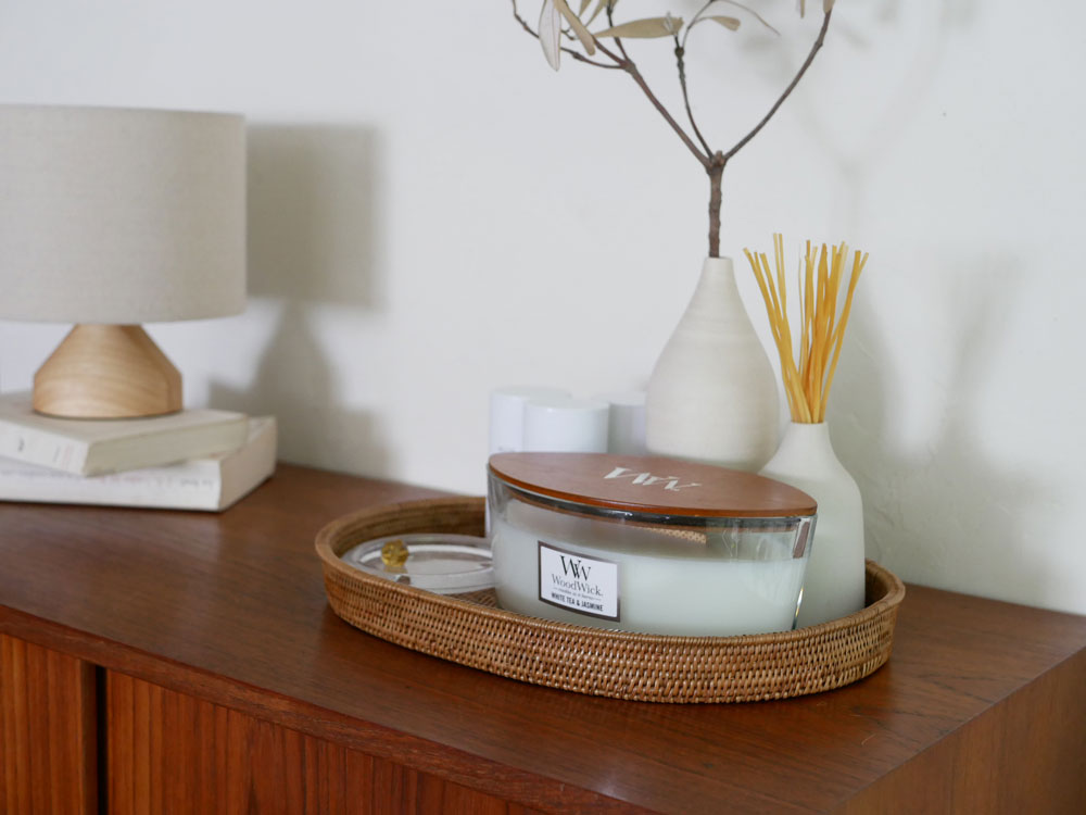 サラサデザインのアタ製プレイスマット、トレイ、バスケット、コースターがテーブルに美しく配置されたセット写真