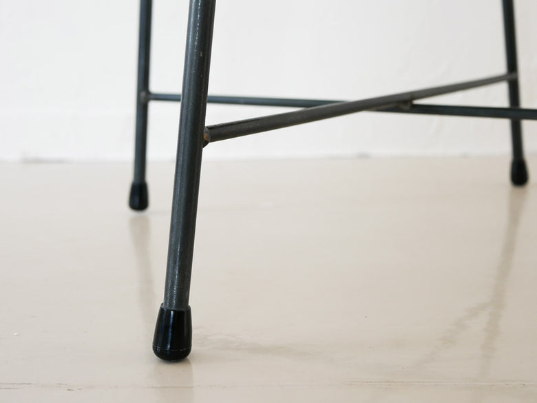 SIKAKU四角商店製LUCYダイニングチェア、クロカワ鉄脚とレザー座面を持つシンプルな受注生産品