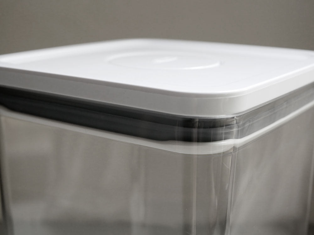 OXO（オクソー）のPOP2シリーズ、ビックスクエアミディアム・トール、ポップスクープ、ライスカップが揃ったキッチン収納用容器セット