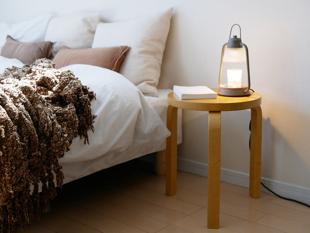 アルテックのスツール60、バーチ材使用でハミーステイン仕上げの直径38cm高さ44cmのスタイリッシュな組み立て式スツール