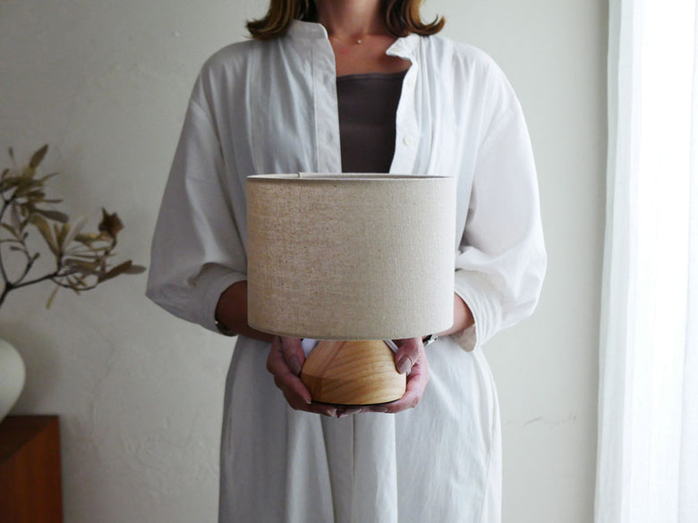 ラバーウッドとスチールの白ファブリックシェードナイトランプ