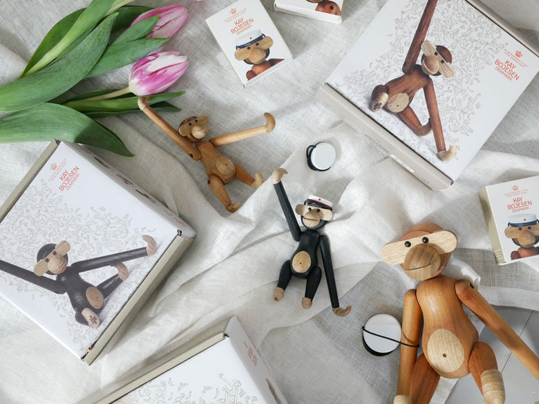 カイ ボイスン製の黒色ステインドオーク材を使用したミニサイズの木製モンキーフィギュア。サイズは幅10cm、奥行4cm、高さ9.5cm。