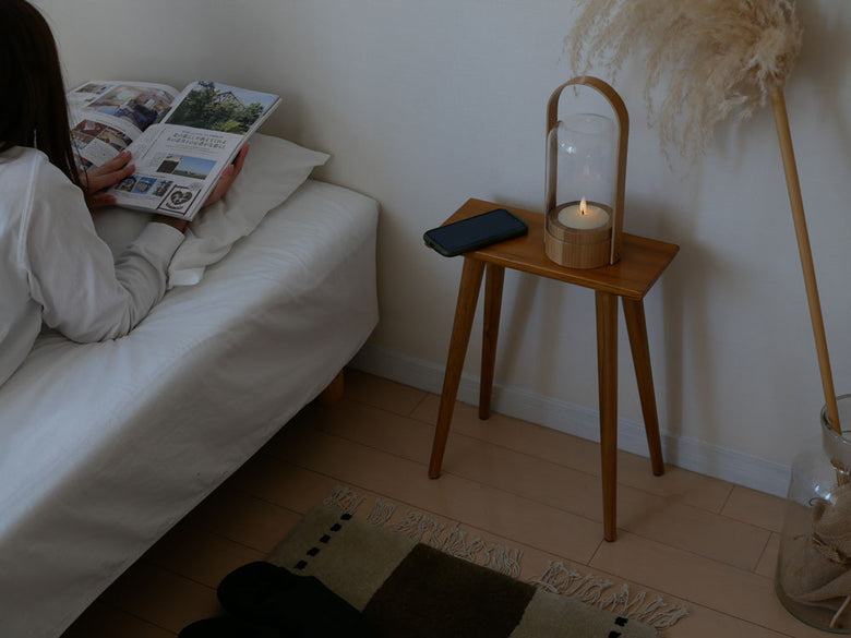 Comore Sun製の木製チークスツールの写真