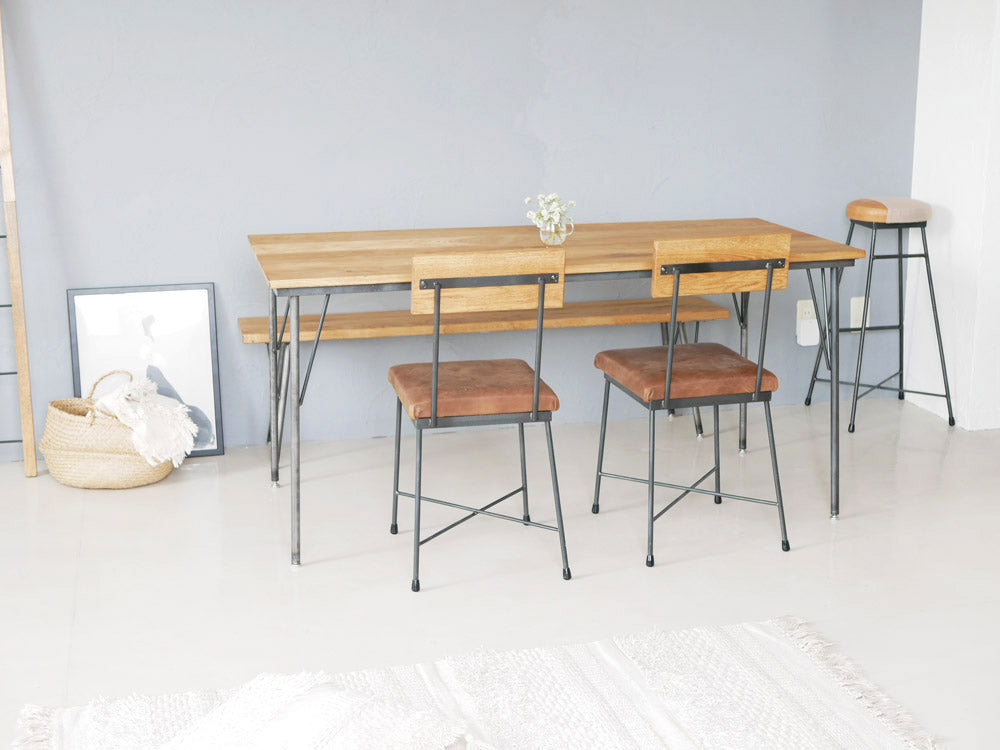 SIKAKUブランドのオーク材を使用した四角型ダイニングテーブル。パイン無垢の天板とクリアラッカー塗装された鉄脚が特徴の150cmサイズ