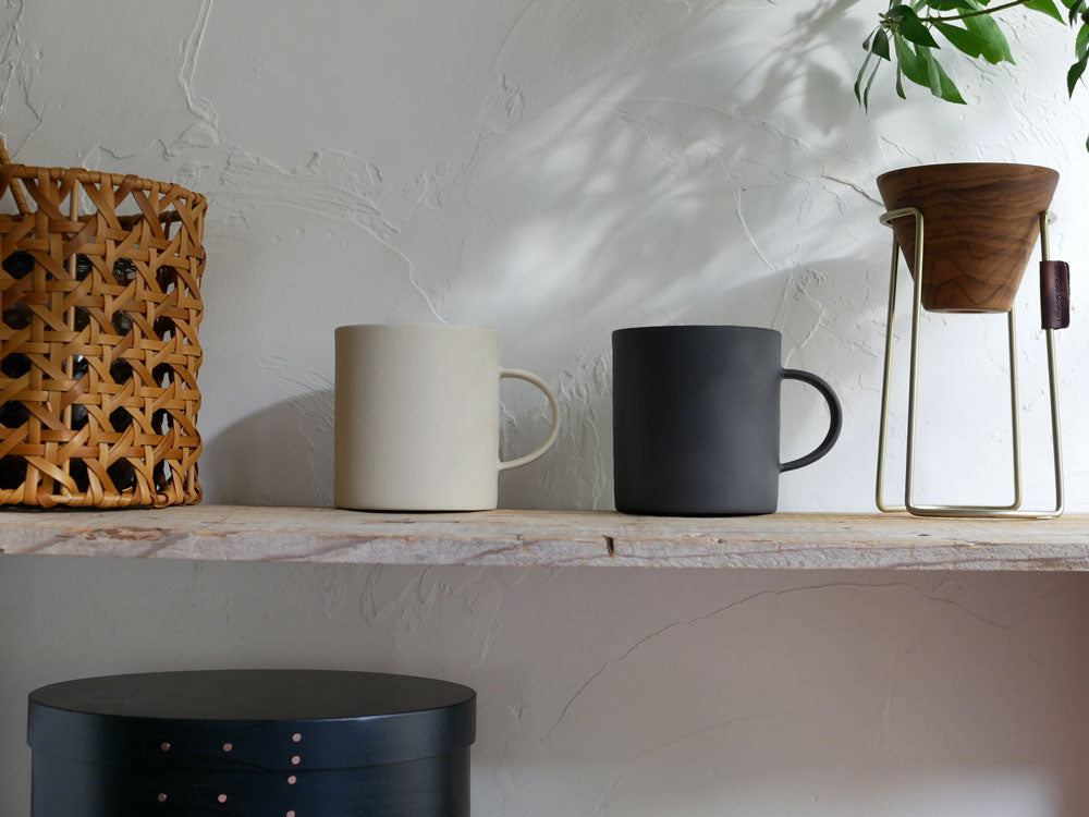 MOHEIM（モヘイム）ブランドの手作りセラミックマグカップ。食洗機と電子レンジに対応可能なシンプルなデザイン