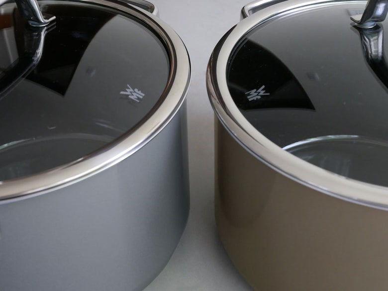 WMFフュージョンテックミネラルキャセロール24cm。本体はホーロー鋼板、ステンレス製の取手とガラス蓋が特徴の高品質なドイツ製調理器具