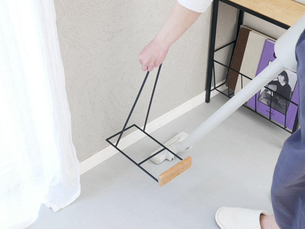 POSH LIVINGのマンゴーウッドとアイアン製クリーナースタンド