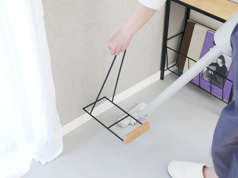 POSH LIVINGのマンゴーウッドとアイアン製クリーナースタンド