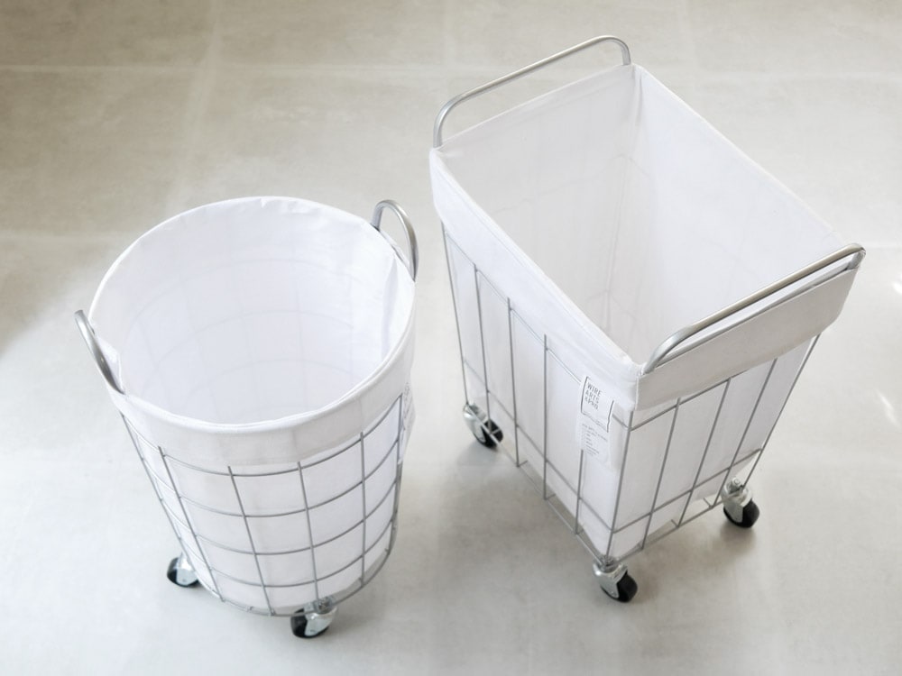 BRIDのランドリーストレージラウンド33L、鋼製フレームとポリエステル・コットン混紡の布袋を備えた丸型洗濯用収納バスケット。キャスター付きで移動が簡単。