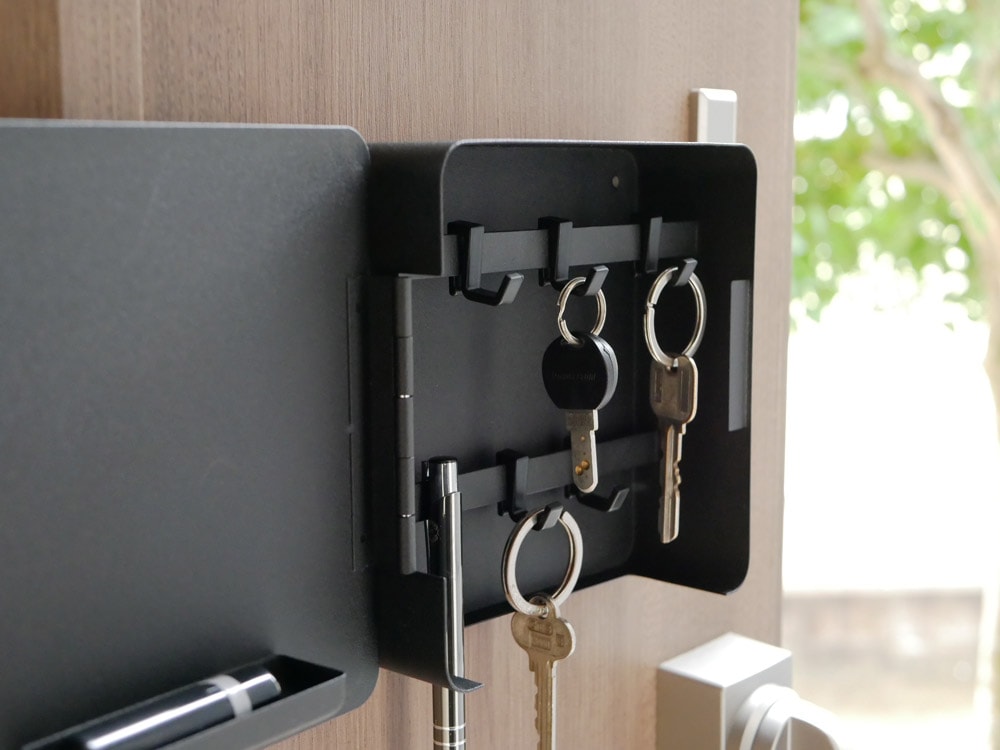 タワーRINのマグネットキーフック2段が扉に取り付けられている