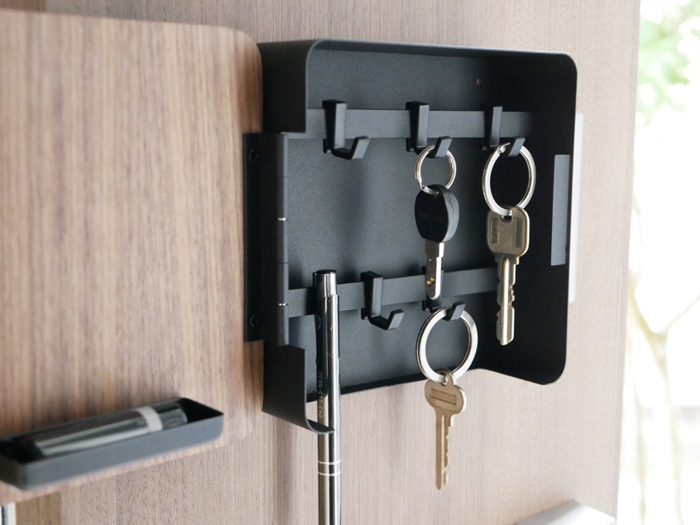 扉に取り付けられた2段マグネットキーフック