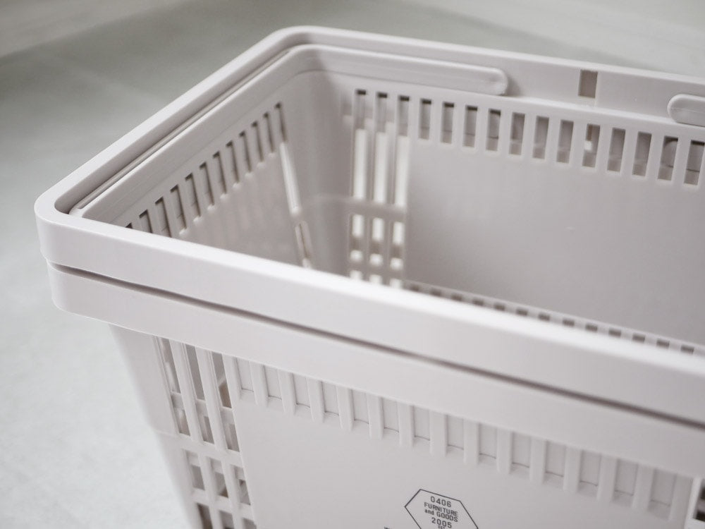 シルバーのプラスチック製ストッケージバスケット