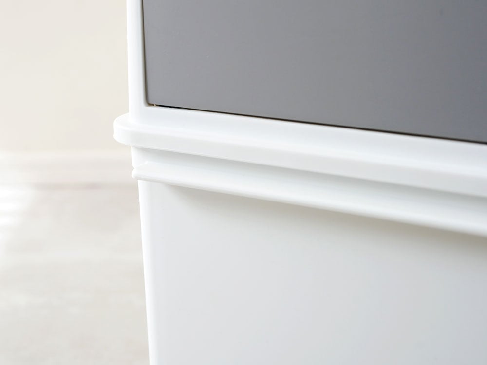 グレーとシルバーのオープントラッシュビン