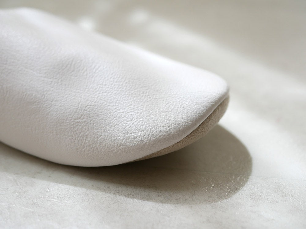 sarasa designの白いプレーンステッチルームシューズ