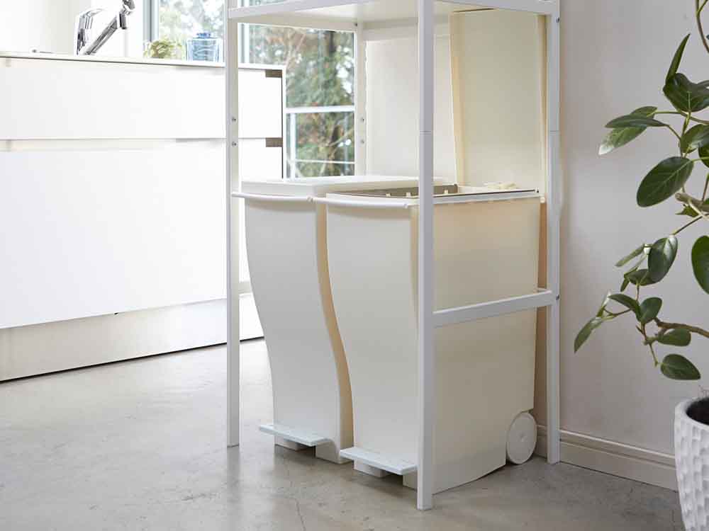 YAMAZAKIタワーのゴミ箱上ラックが木製の床の上に設置されており、スチールと天然木を組み合わせた棚が特徴的なデザイン