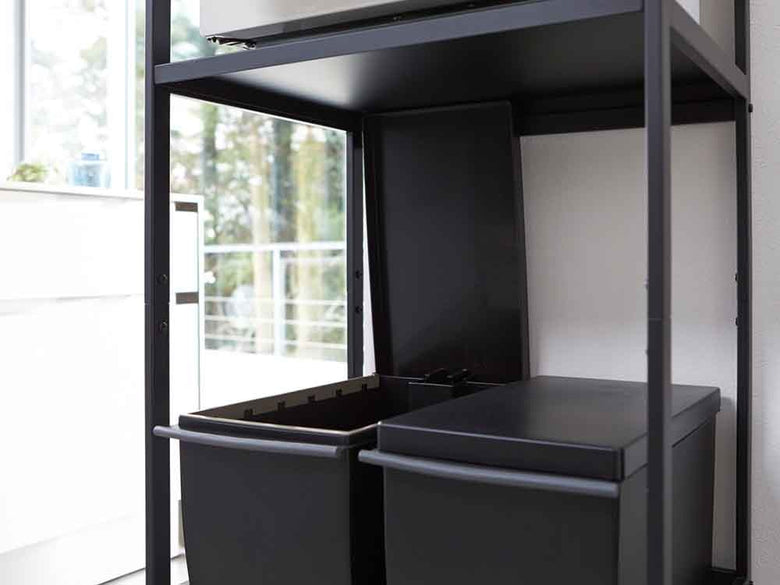 YAMAZAKI/tower製スチール多段ゴミ箱上ラック、55cm幅で清潔感のあるデザイン