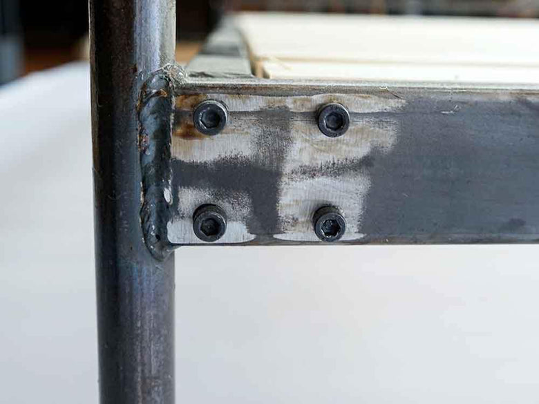 鉄と木材を組み合わせたベッドフレーム