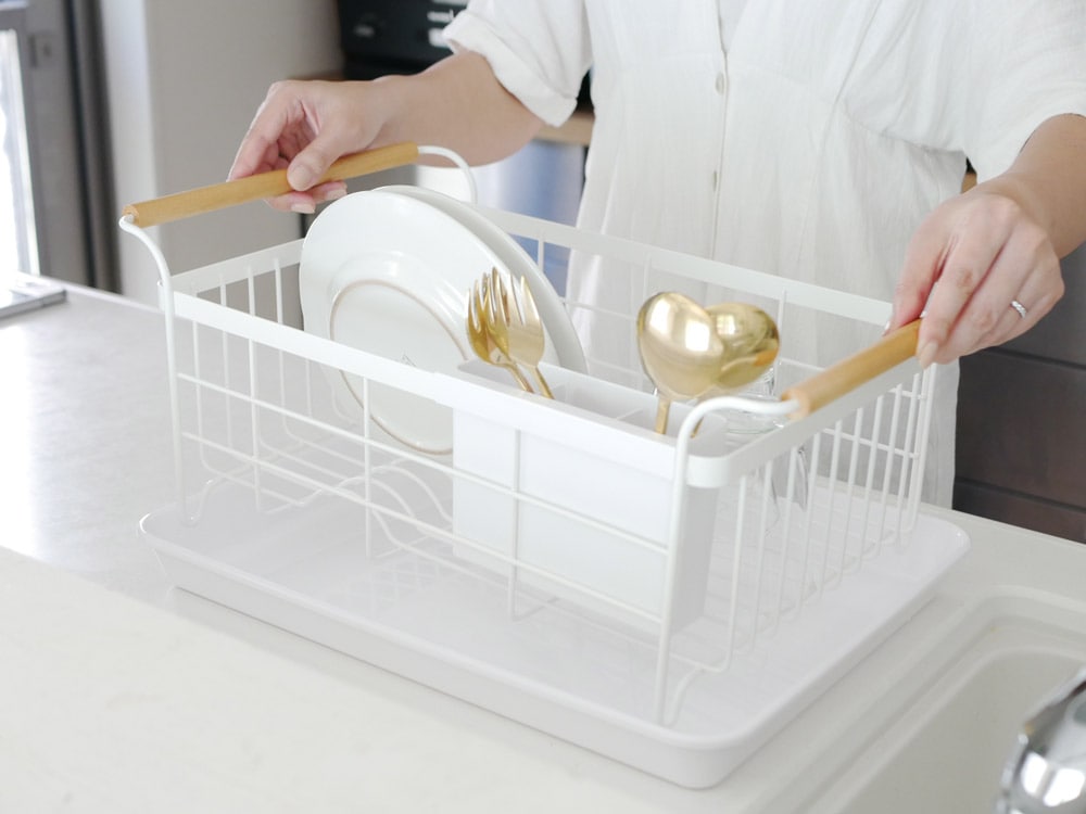YAMAZAKIのtosca/トスカ水切りバスケットがキッチンのディッシュラックに置かれ、食器や果物が整理されている様子