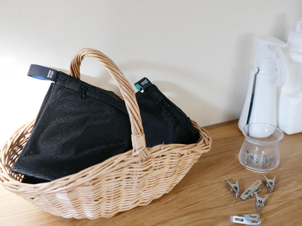 sarasa designのフラットリバーシブルランドリーネット。ポリエステルとラテックス素材で作られた収納用バスケット型ネット。