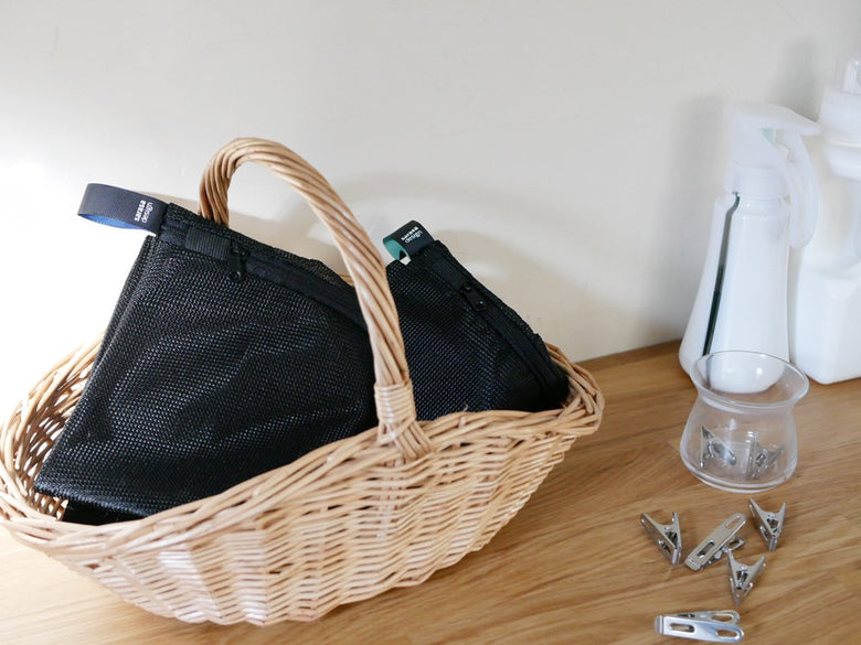 sarasa designのフラットリバーシブルランドリーネット。ポリエステルとラテックス素材で作られた収納用バスケット型ネット。