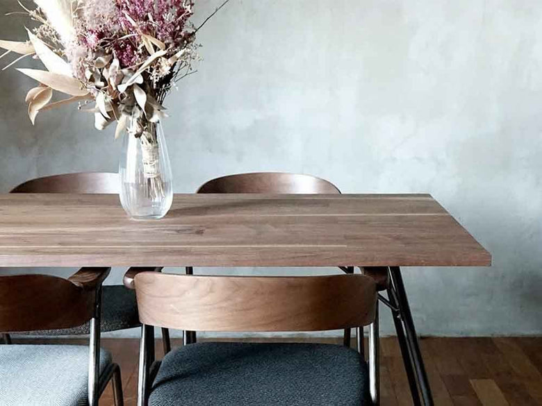 ウォルナット天板とスチール脚のダイニングテーブル