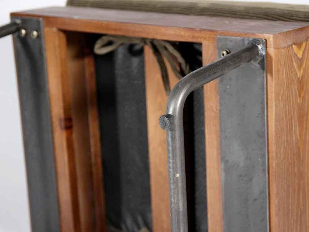 ブラウン木材と鉄製のウォームオットマン