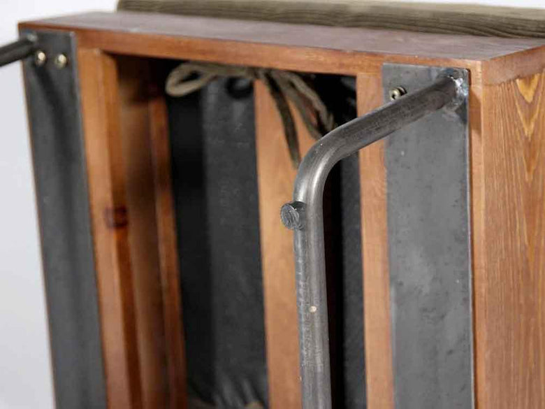 ブラウン木材と鉄製のウォームオットマン