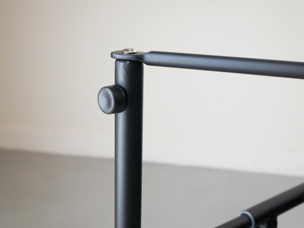 スチールと鉄のパイプ手すり棚